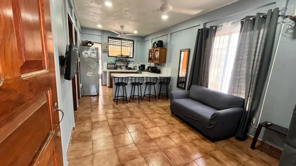 Casa 1 en Tropikós Uvita: sala y cocina integradas