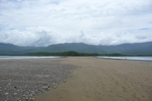 Tómbolo de Punta Uvita, conocido como la Cola de la Ballena, durante la marea baja