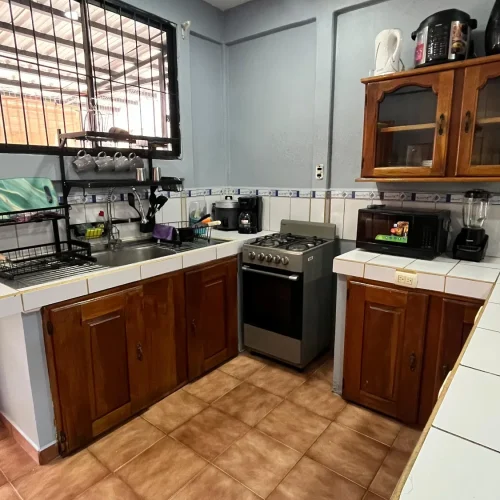 Casa 1 en Tropikós Uvita: cocina y sala