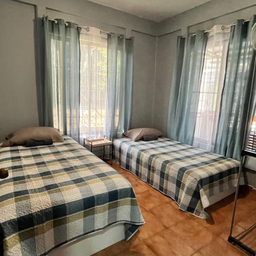 Casa 1 en Tropikós Uvita: habitación con dos camas