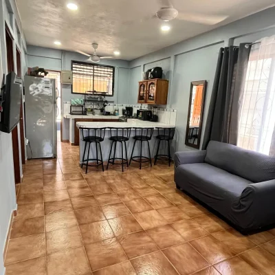 Casa 1 en Tropikós Uvita: sala y cocina integradas